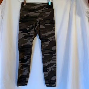 Express Cropped Camo leggings